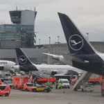 Uçağın ön kısmı park halindeyken yere çöktü. Yaralılar var